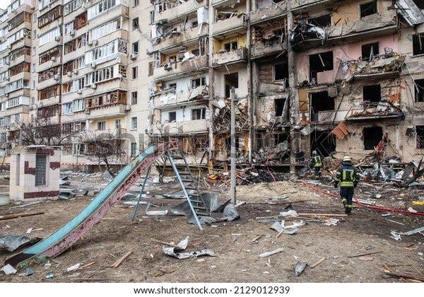 KIEV, UKRAINE - 25 février 2022 : Guerre de la Russie contre l'Ukraine. Un immeuble d'habitation endommagé par un avion de l'ennemi dans la capitale ukrainienne Kiev