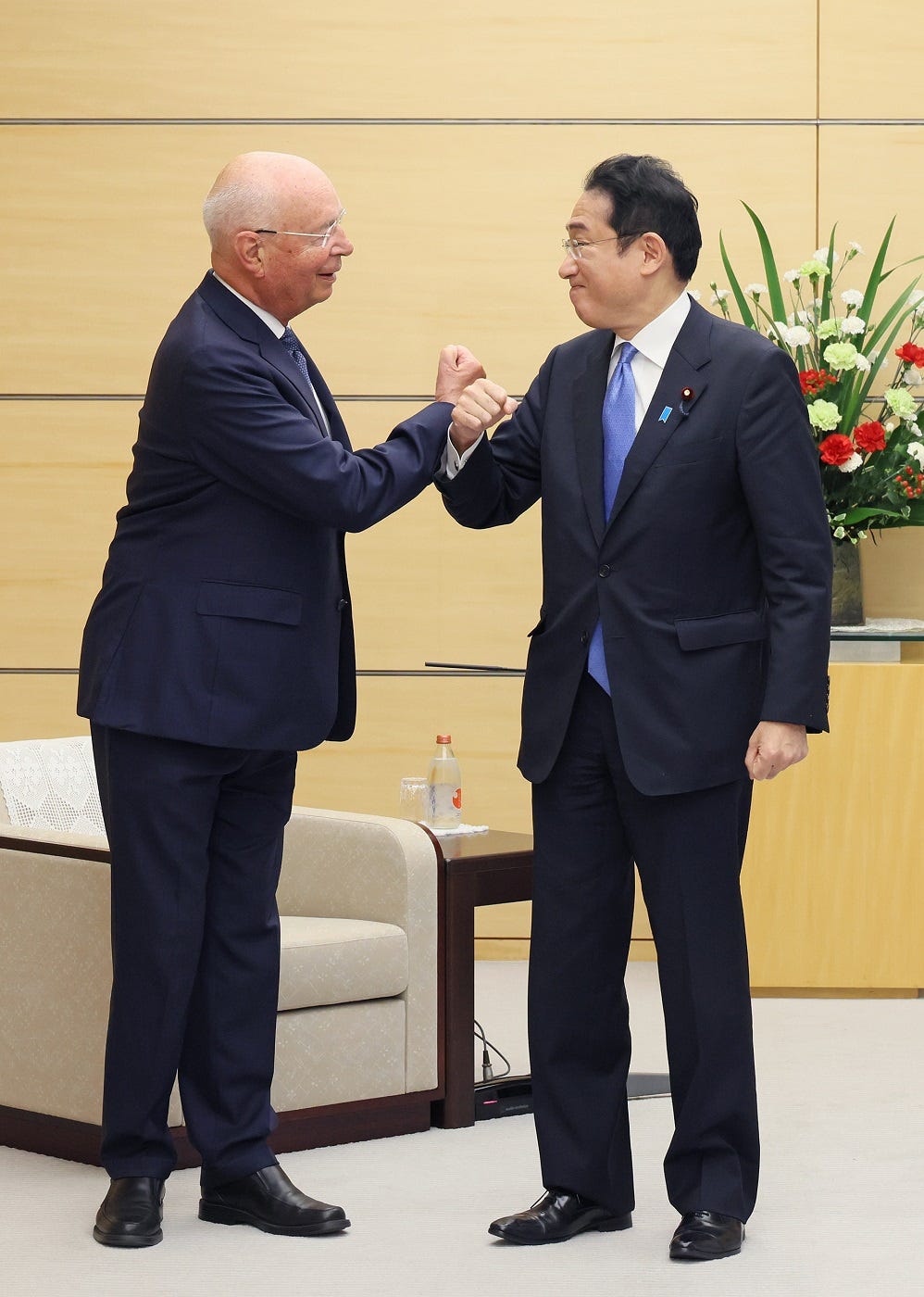 Courtesy Call from WEF Chairman Schwab (The Prime Minister in Action) |  Prime Minister of Japan and His Cabinet