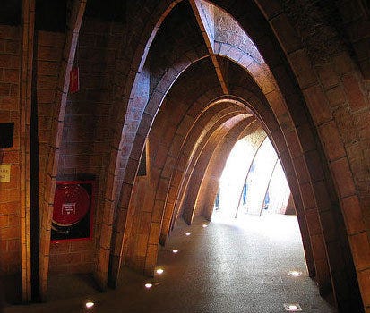 Catenarias en La Pedrera de Gaudí