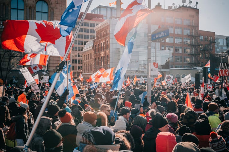 Des manifestants opposés aux mesures sanitaires, rassemblés dans le centre-ville d’Ottawa, le 5 février 2022.&amp;nbsp; Olga Samotoy / Sputnik / Sputnik via AFP