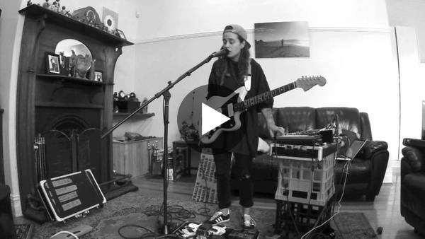 TASH SULTANA - JUNGLE (LIVE BEDROOM RECORDING) - YouTube