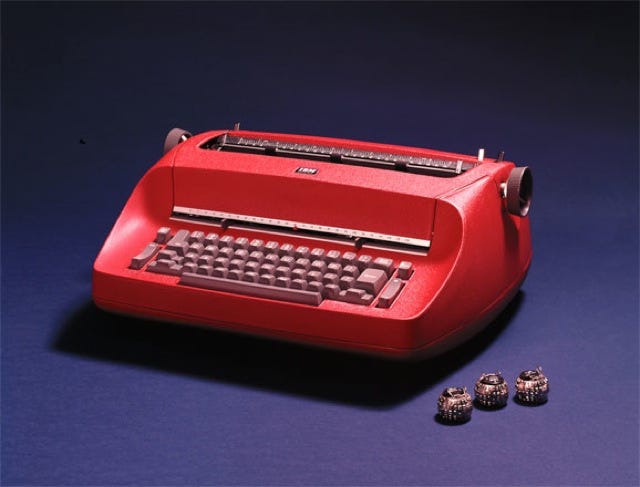 IBM Selectric 2, a máquina elétrica de escrever que permitia trocar de fonte por meio de esferas intercambiáveis.