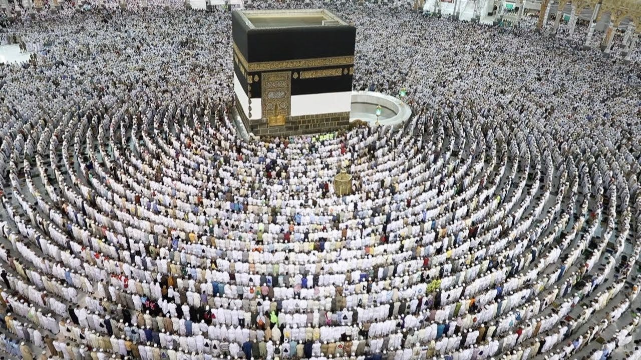 Thousands of Muslim worshippers perform prayers around the Kaaba - YouTube