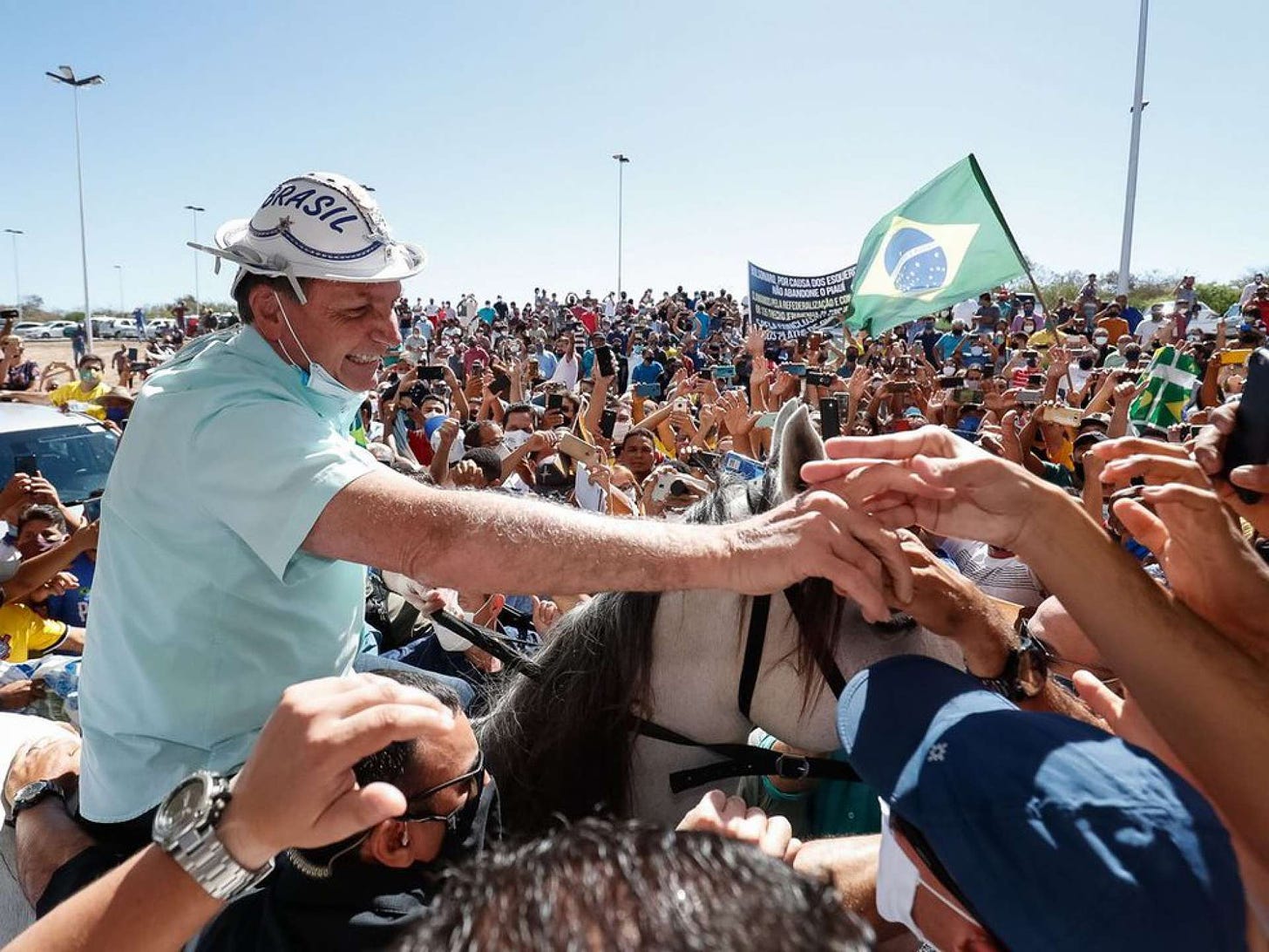 No Piauí, Bolsonaro monta em cavalo e tira máscara para ...