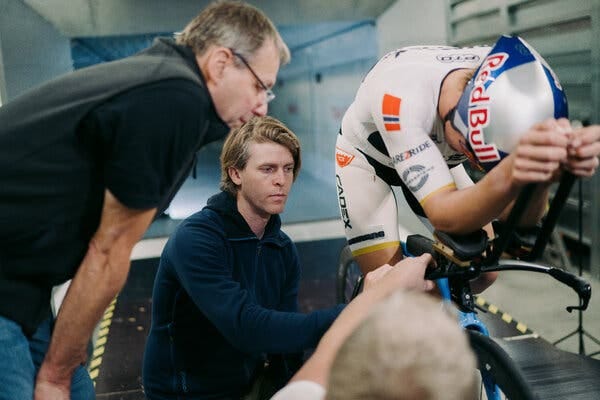 Coach Olav Aleksander Bu examined Blummenfelt’s bike at a training session at the Eindhoven University of Technology.