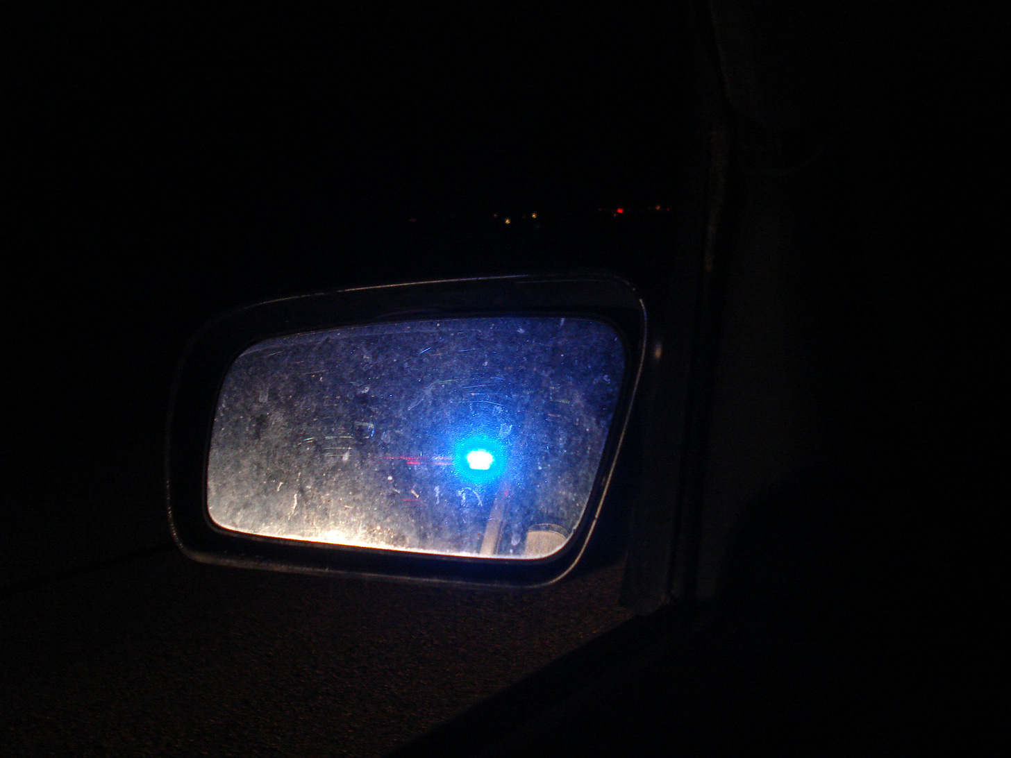 police light in rear view mirror