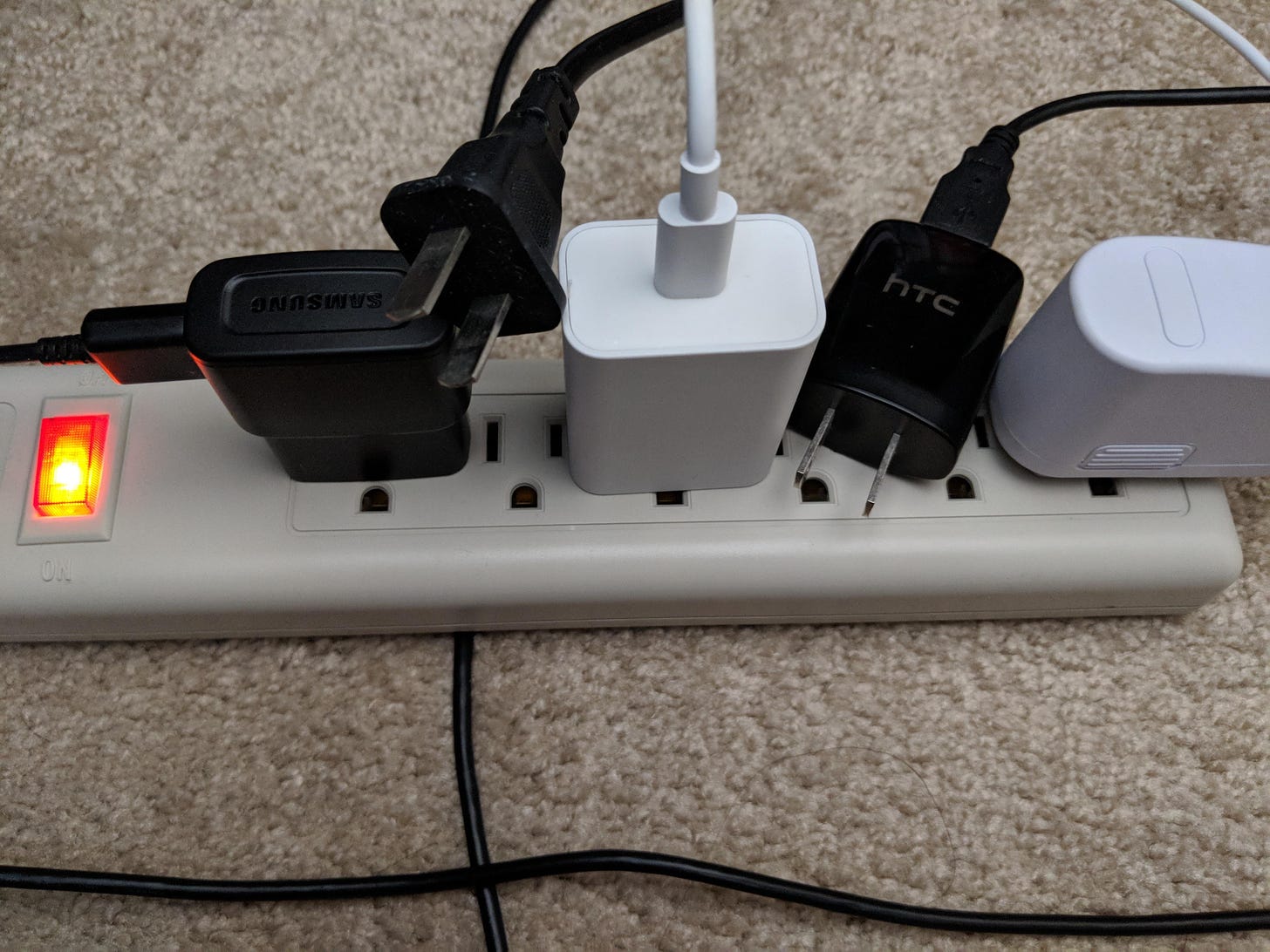 Six plugs power strip can't fit five plugs. : r/CrappyDesign