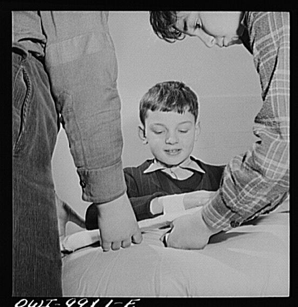 File:Putting a splint on a broken arm in first aid class8d23053v.jpg