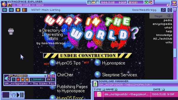 Captura de tela do jogo Hypnospace Outlaw. A tela imita um navegador de internet dos anos 90 em tons azuis e roxos, com um tocador de música no canto inferior esquerdo e uma parte de um gerenciador de downloads no canto inferior direito. O conteúdo da página é uma lista de links, com um cabeçalho animado e uma faixa de construção.