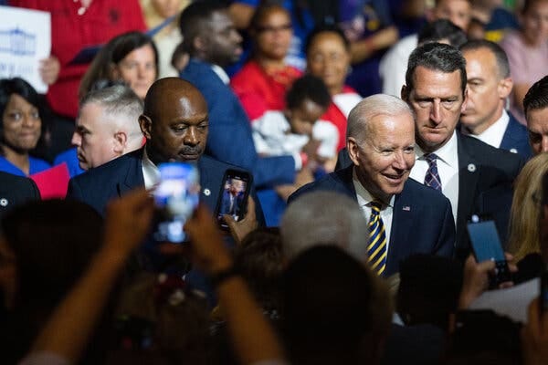 Biden's Approval Hits 33 Percent; Democrats Want 2024 Options, Poll Shows -  The New York Times