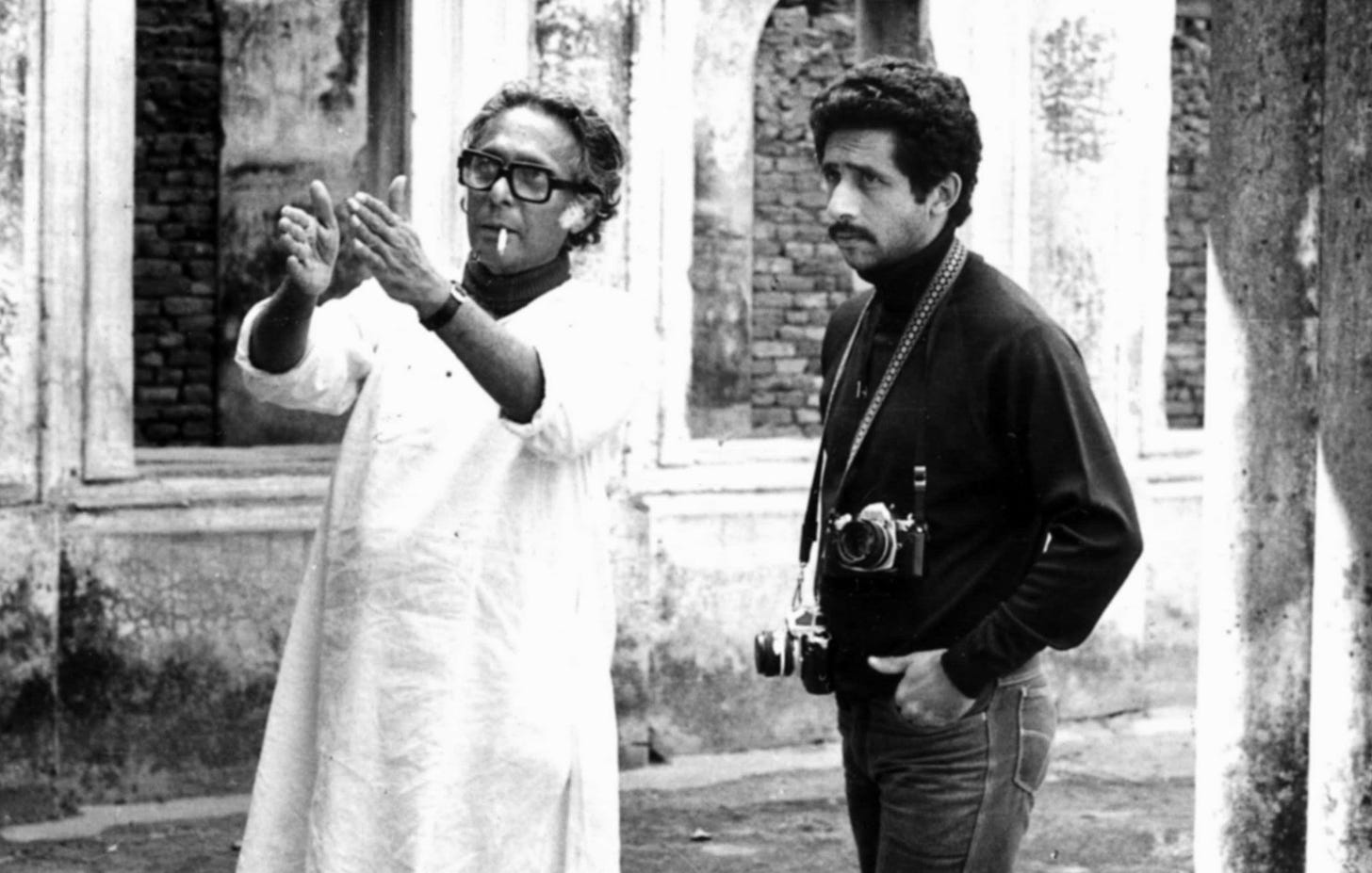 Mrinal Sen and Naseeruddin Shah at the shooting of Hindi film 'Khandahar'