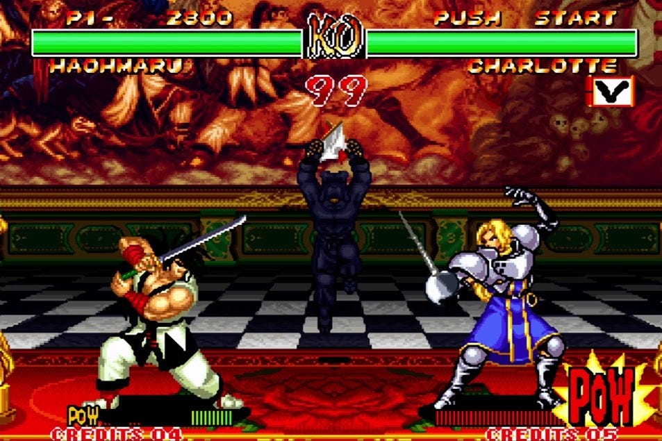 Screenshot aus dem Spiel "Samurai Shodown II" (1994) von SNK. Zwei Figuren stehen sich in der Ausgangsstellung zu Beginn einer Runde gegenüber. Links Haohmaru, ein japanischer Kämpfer in schwarz-weißer Kleidung und langem, mähnigem, schwarzem Haar. Rechts Charlotte, eine französische Fechterin mit hüftlangem blonden Haar und einer grau-blauen Rüstung mit Metall- und Stoffteilen. Beide Figuren haben ihre Waffen erhoben. Zwischen ihnen eröffnet ein Schiedsrichter in schwarzer, Ninja-artiger Kleidung mit Fähnchen in den Händen die Runde. Schauplatz ist ein europäisch anmutender Prunksaal mit Wandgemälde im Hintergrund, schwarzen-weißen Schachfliesen als Boden und darauf einem roten Teppich, auf dem beide Figuren stehen.