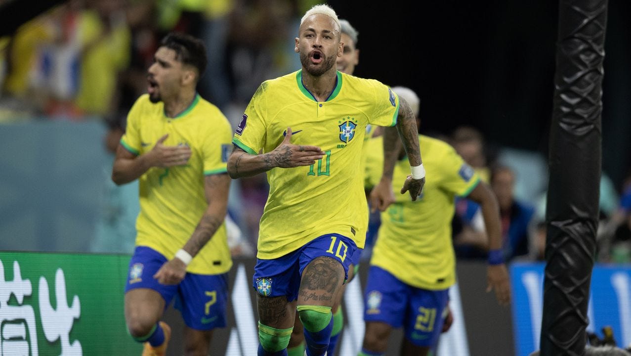 Neymar e Lucas Paquetá comemorando o gol do Brasil contra a Croácia