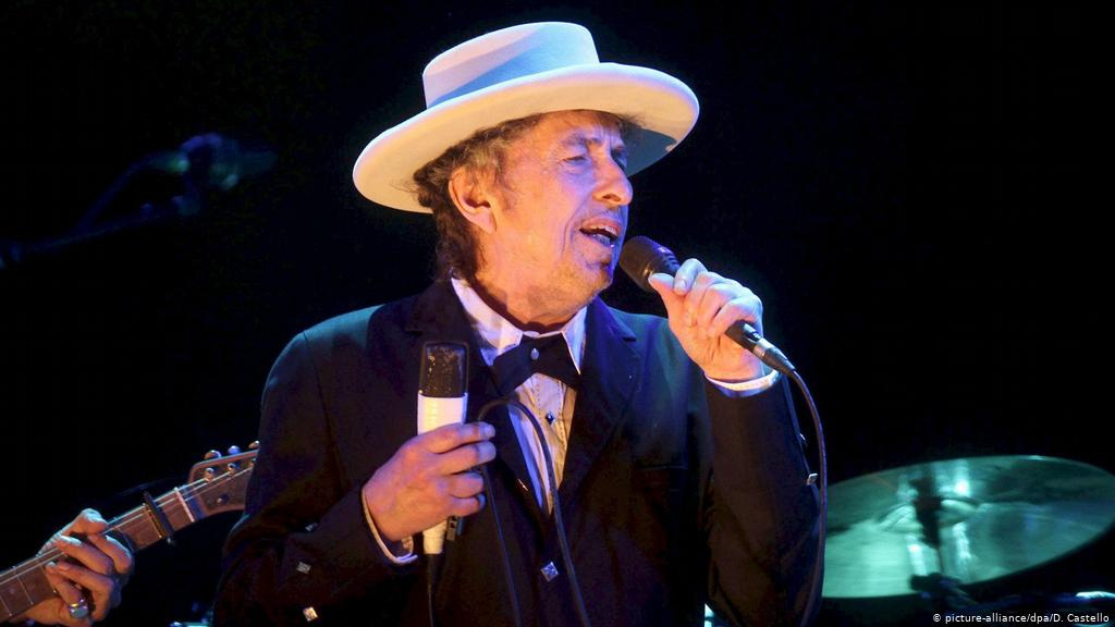 Universal Music Group buys Bob Dylan′s musical back catalog | News | DW |  07.12.2020