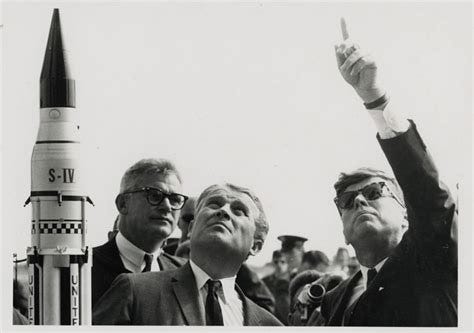President Kennedy and Wernher von Braun; Apollo-Saturn test-flights ...