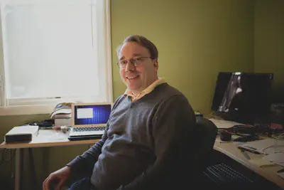 ¿Por qué Git? Es el término popular británico para estúpido, persona despreciable, asno. El chiste "Nombro todos mis proyecto por mi mismo, primero Linux, después git." era demasiado bueno para dejarlo pasar. Pero también es algo corto, fácil de decir, y escribir en un teclado estándar. Y razonablemente único y no como cualquier comando estándar, lo que es inusual. - Linus Torvalds