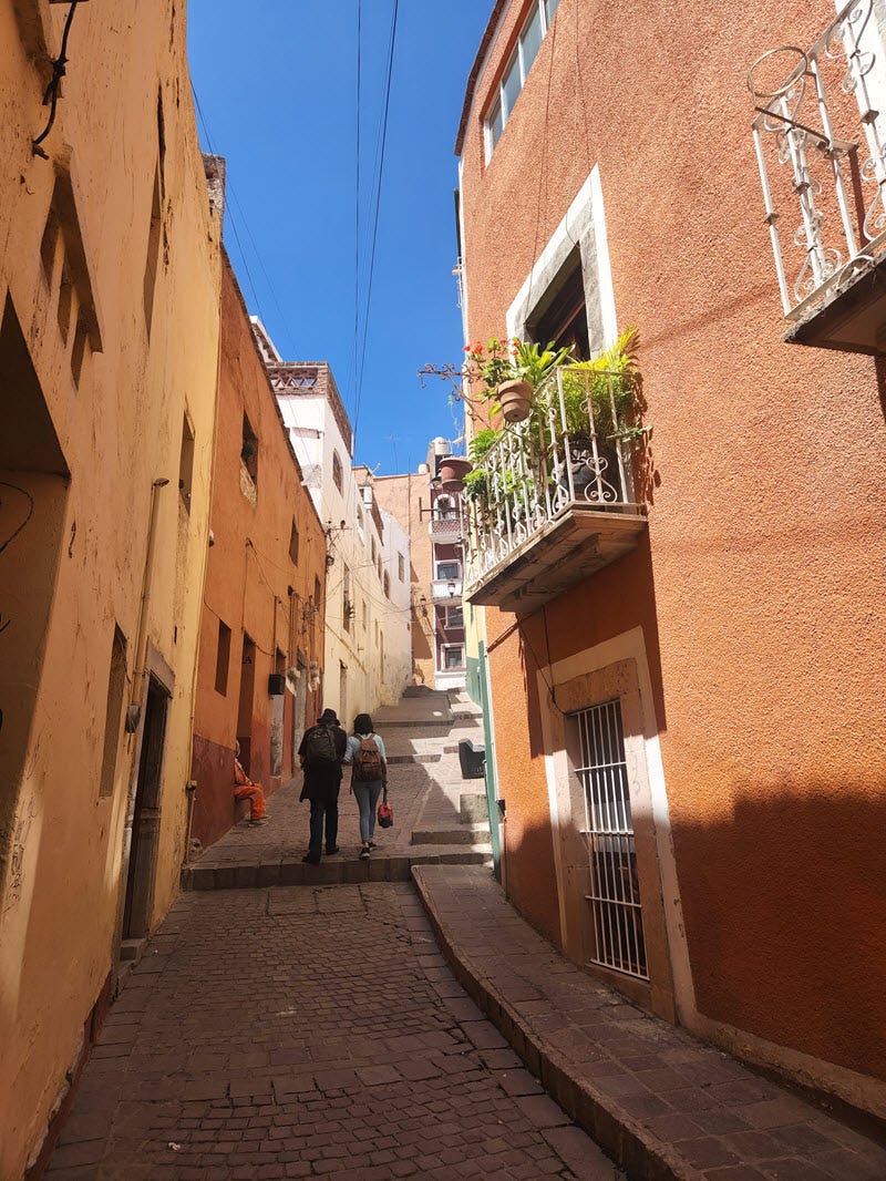 alleyway in guanajuato