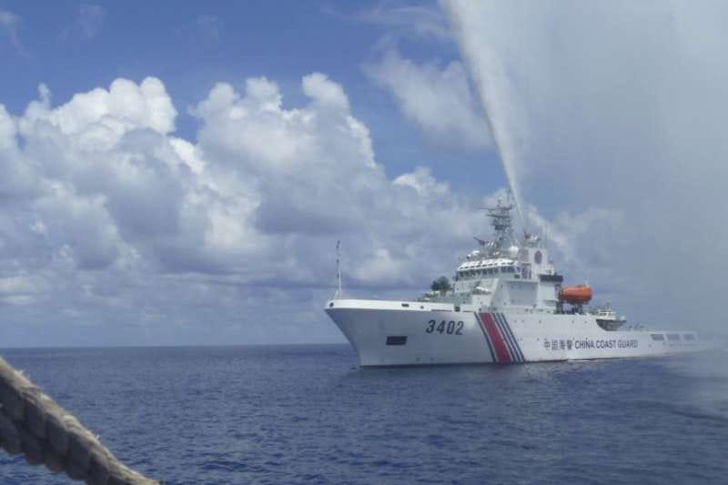 一艘中國海警船2015年9月23日在南中國海黃岩島與一艘菲律賓漁船對峙。（美聯社）