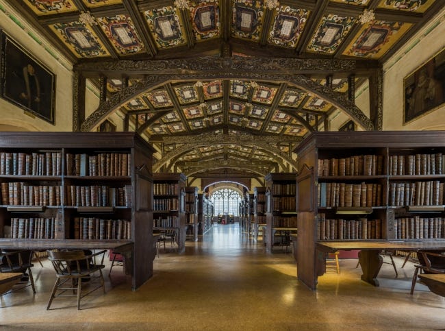 https://upload.wikimedia.org/wikipedia/commons/e/e1/Duke_Humfrey's_Library_Interior_6,_Bodleian_Library,_Oxford,_UK_-_Diliff.jpg