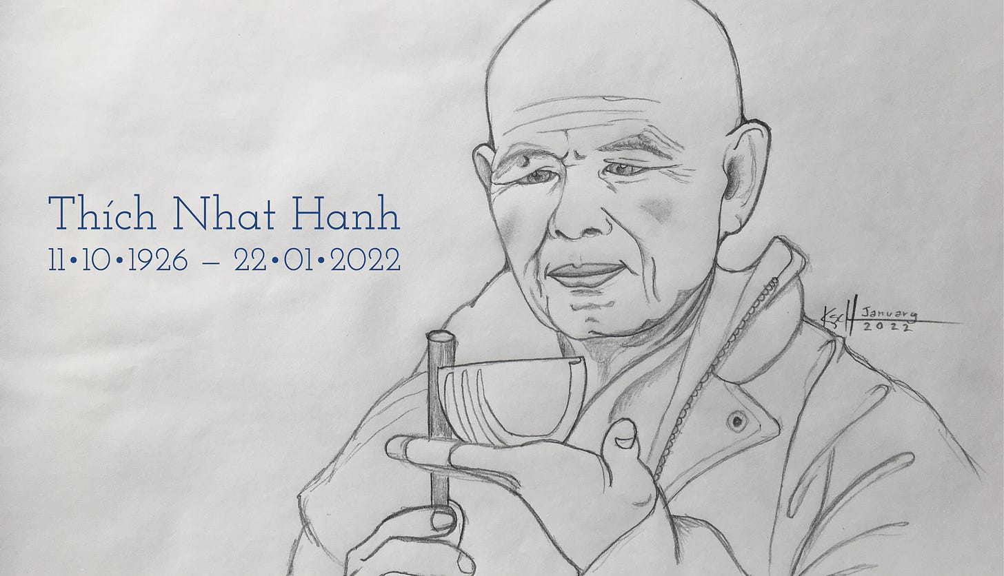 A sketch of the Buddhist teacher Thích Nhất Hạnh. He holds a meditation bowl in one hand, the striking stick in the other. To the left of the image is his name and the dates of his birth (11/10/1926) and death (22/01/2022)