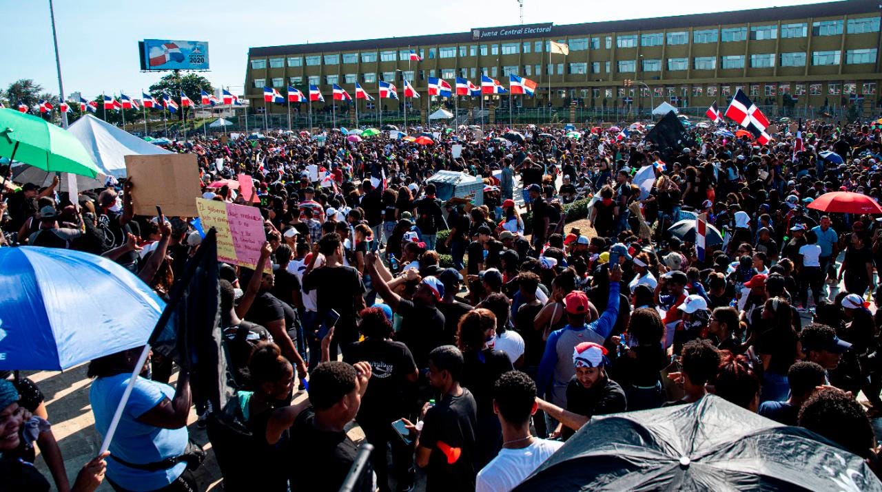 Tras “Trabucazo 2020”, miles se quedaron en la Plaza de la Bandera para  protestar - Diario Libre