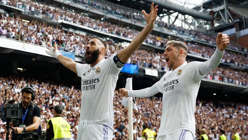 Benzema y Valverde celebran un gol en el Bernabéu.REUTERS
