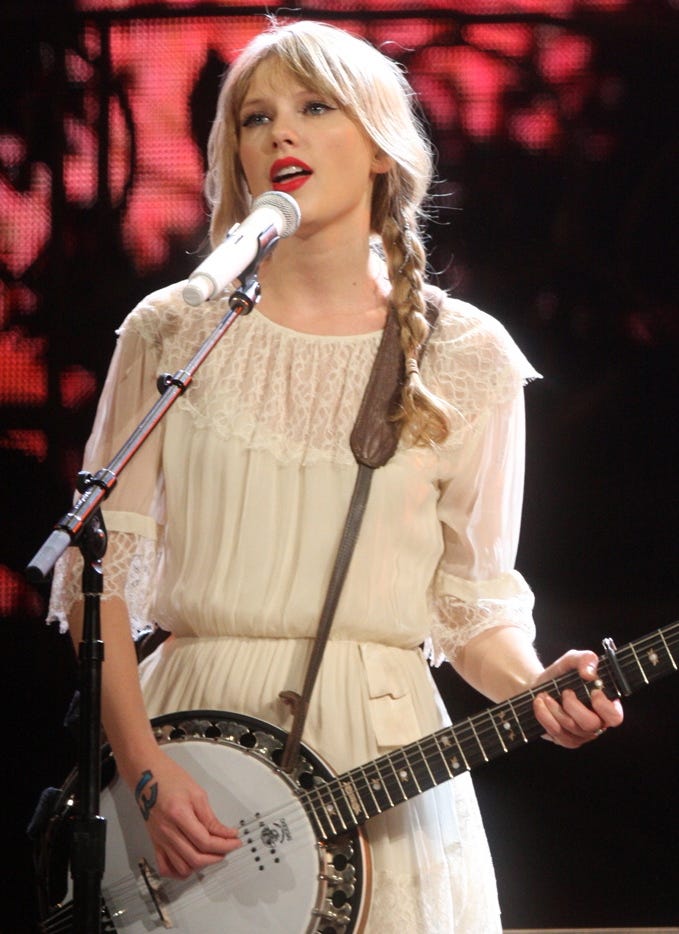 Taylor tocando el banjo mostrando su faceta Country, interpretando Mean