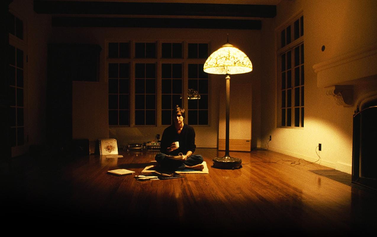 Steve Jobs sitting in his home in California - "All you needed was a cup of  tea, a light, and your stereo" - Jobs (1982) : minimalism