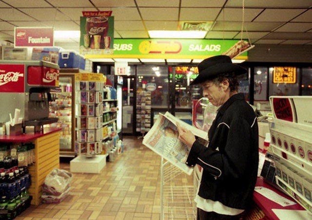 Bob reading Baseball Weekly in an empty convenience store. I'd love to have  a chance to chat about baseball with the man. : r/bobdylan