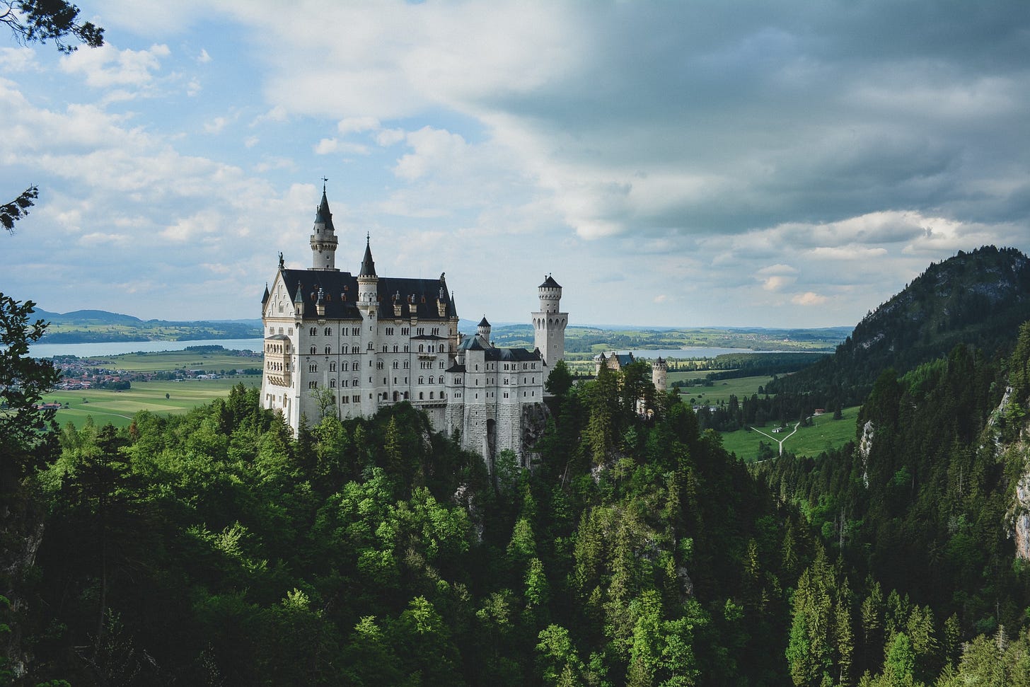 image of a fortress on a hill for article titled “Analogical Thinking: A Way To Produce Creative Ideas”