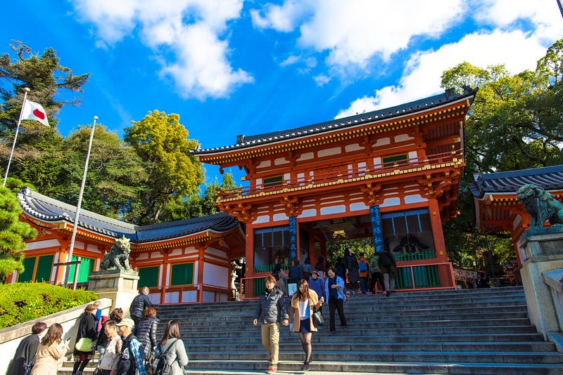 Yasaka Jinja shrine: beeboys / Shutterstock.com