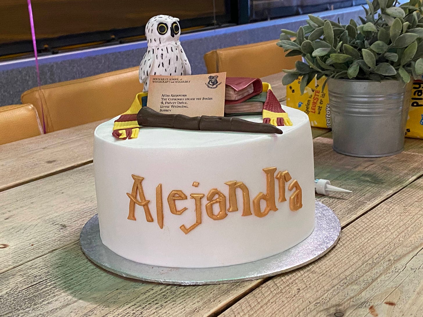 A birthday cake in Harry Potter style.