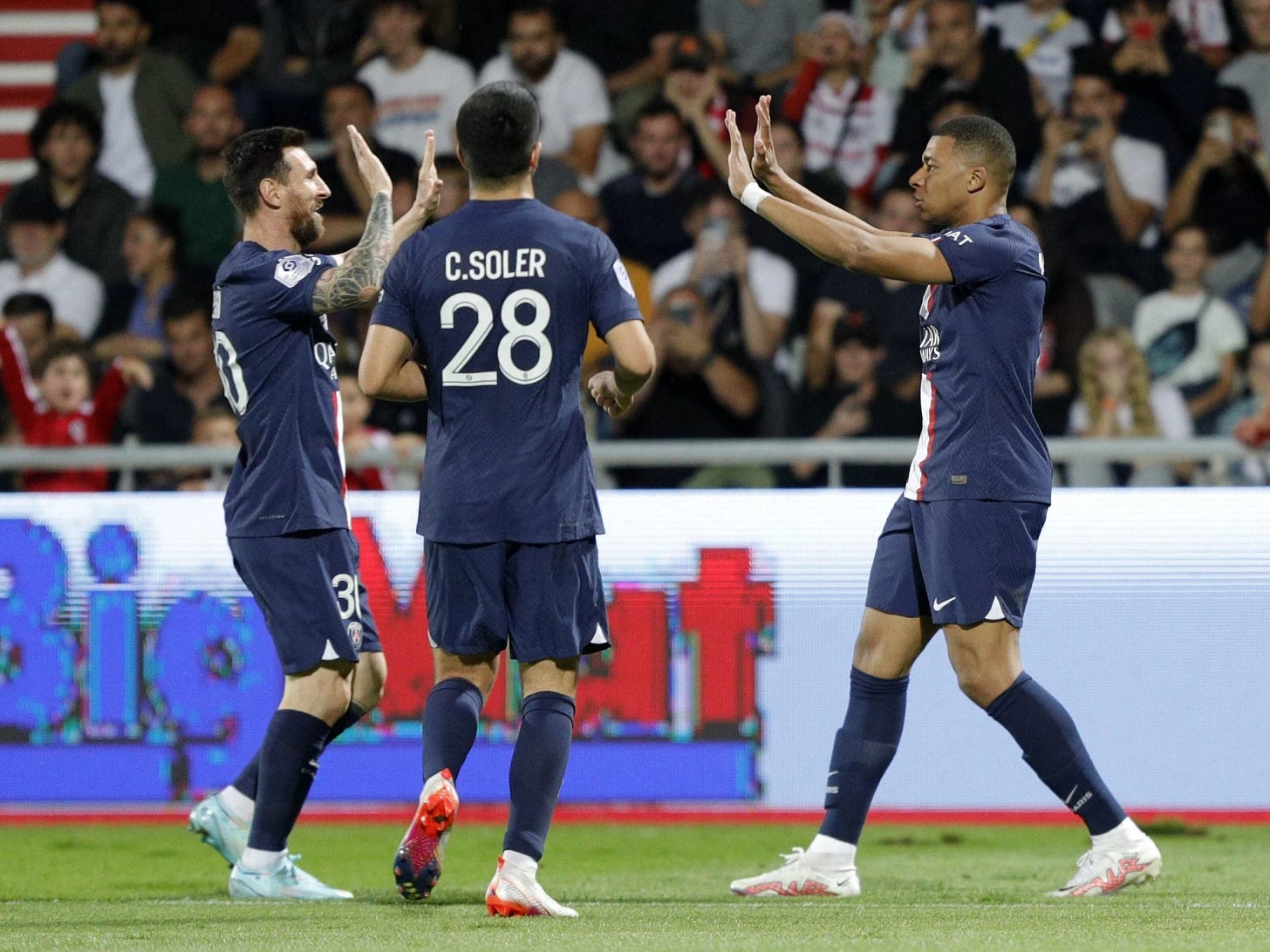 Lionel Messi saluda a Kylian Mbappé, autor de dos goles de París Saint-Germain ante Ajaccio. (Foto: Pascal Pochard-Casabianca / AFP)