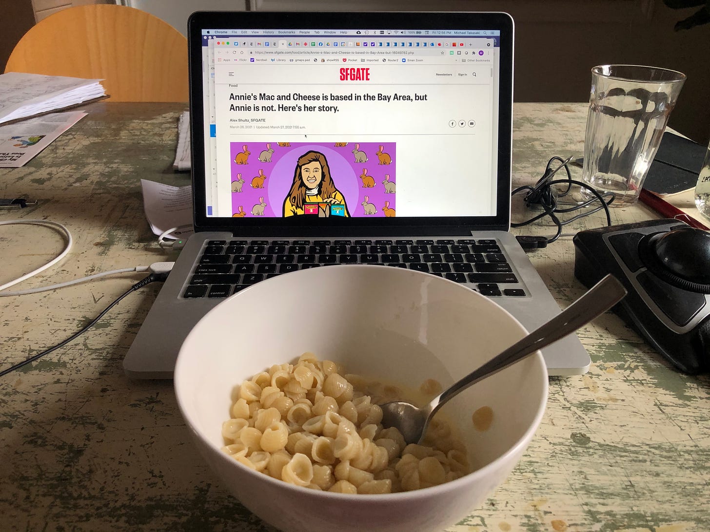 A bowl of Annie's shells and cheese in front of a laptop with the Annie's article open.