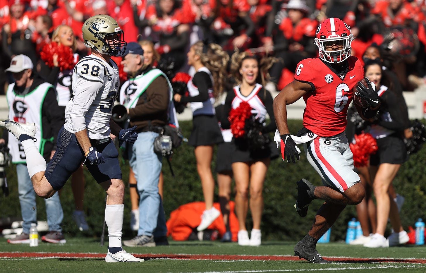 Georgia running back Kenny McIntosh (6) during the Bulldogs' game with Charleston Southern at Dooley Field at Sanford Stadium in Athens, Ga., on Saturday, Nov. 20, 2021. (Photo by Mackenzie Miles)