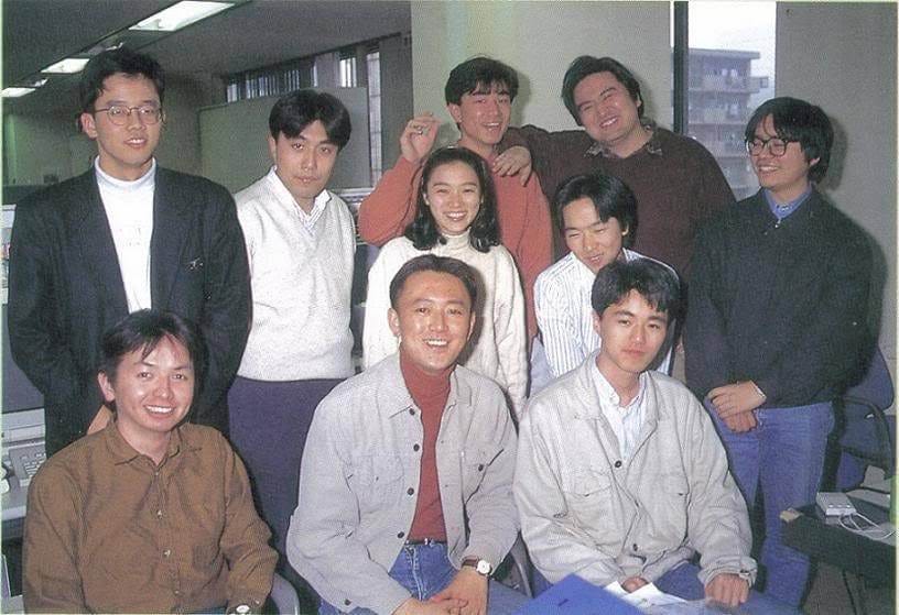 La época de Daytona USA. Nagoshi está en el centro de la fila de abajo. Reconozco a Makoto Osaki (arriba a la izquierda) y a un sonriente Daichi Katagiri en la parte superior de la imagen a la derecha)