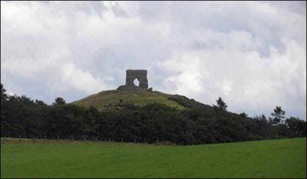 Figure 1. Dunnideer Hill. The remains of the hill’s medieval Chapel enhances its visibility amongst the surrounding landscape. (Author provided)