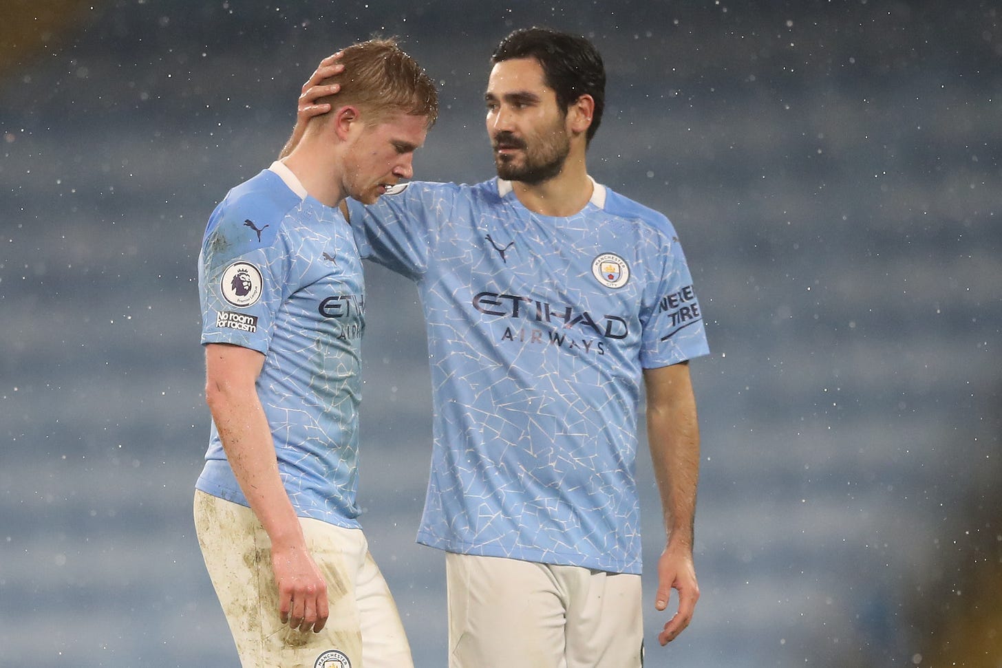 Ilkay Gundogan consoles Kevin De Bruyne after the latter is subbed off injured