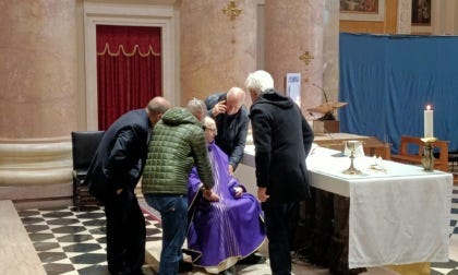 Pastor collapses on the altar while celebrating a funeral