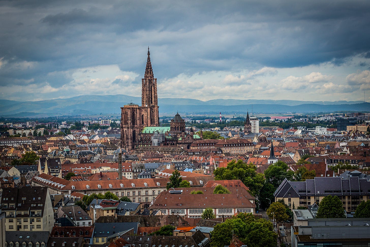 Strasbourg vue aérienne vers la cathédrale septembre 2015.jpg