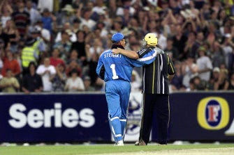 Alec Stewart and Shane Warne walk towards Bay 13 in 1999 to ask the crowd to stop throwing things on the field.