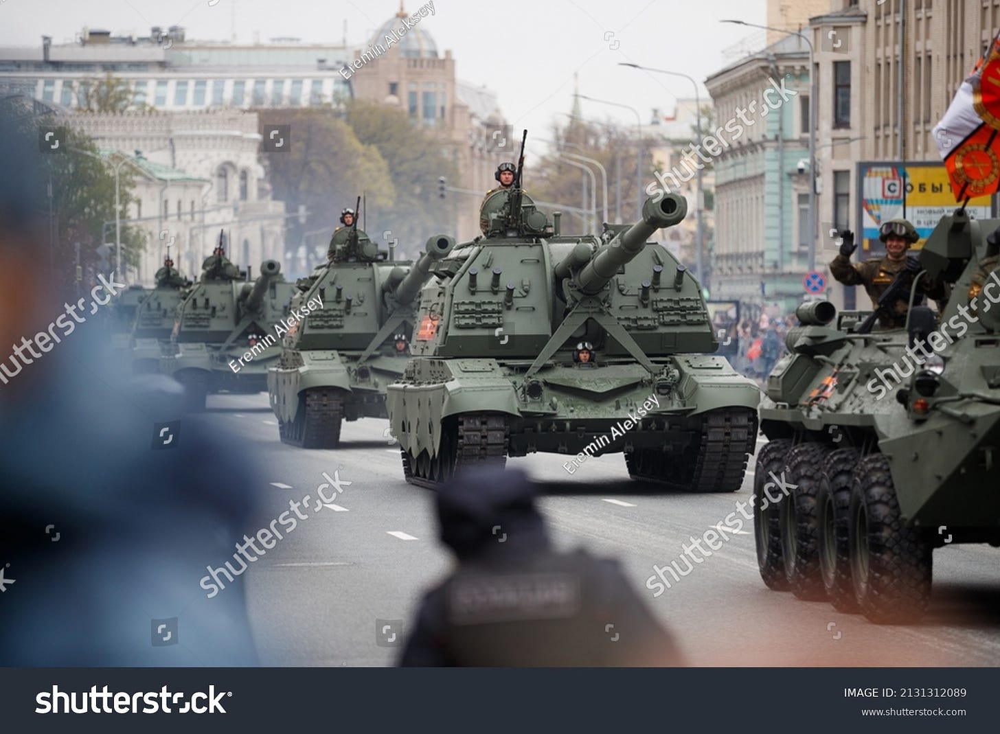 RUSSIE, MOSCOU - 9 MAI 2021 : Des unités de l'armée russe passent par là pendant une parade militaire. Aujourd'hui, la Russie célèbre le 76ème anniversaire de la victoire de l'Allemagne nazie lors de la Seconde Guerre mondiale.