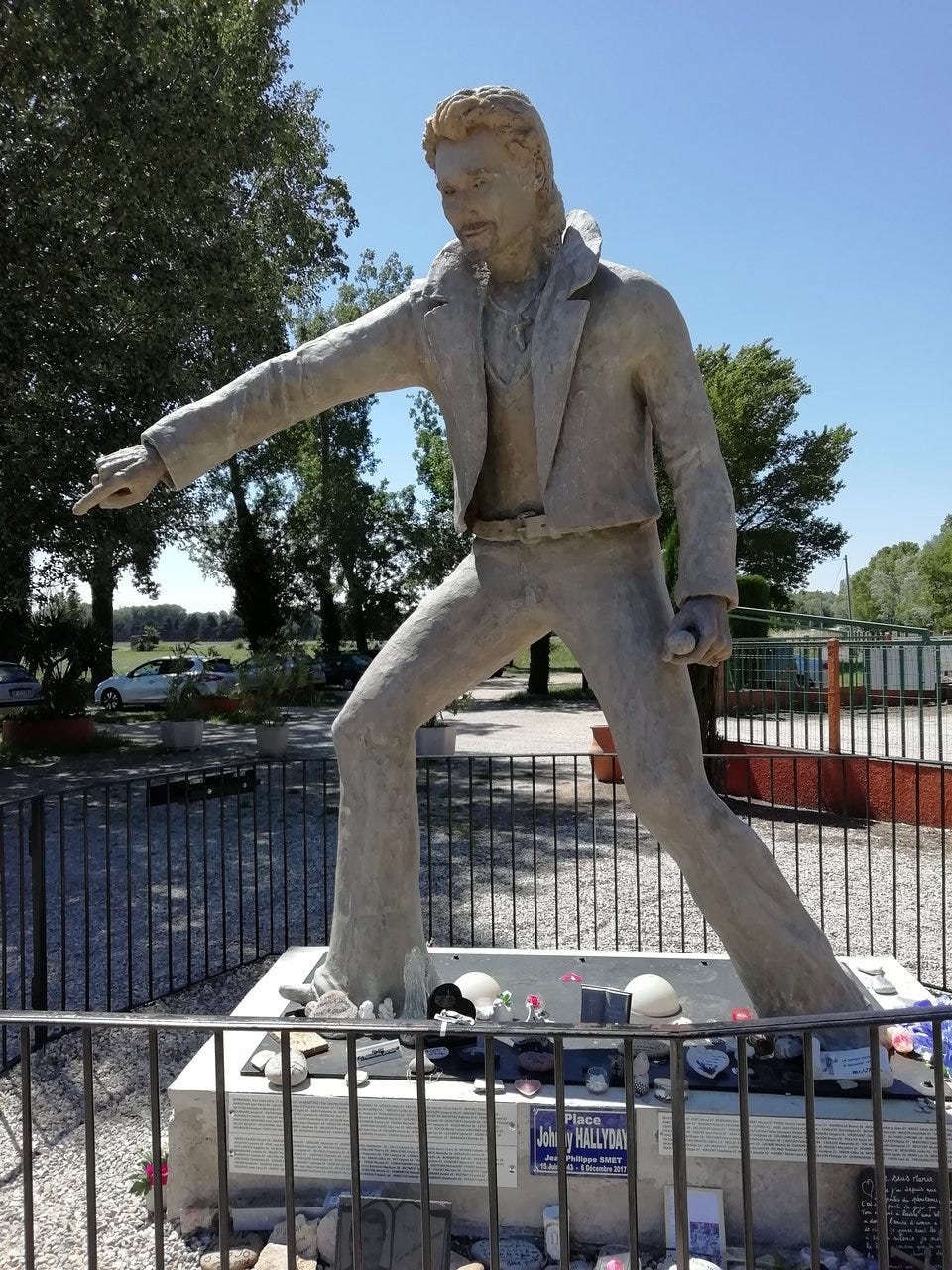La statue de Johnny Hallyday à côté du restaurant - Photo de Restaurant Le  Tennessee, Viviers - Tripadvisor