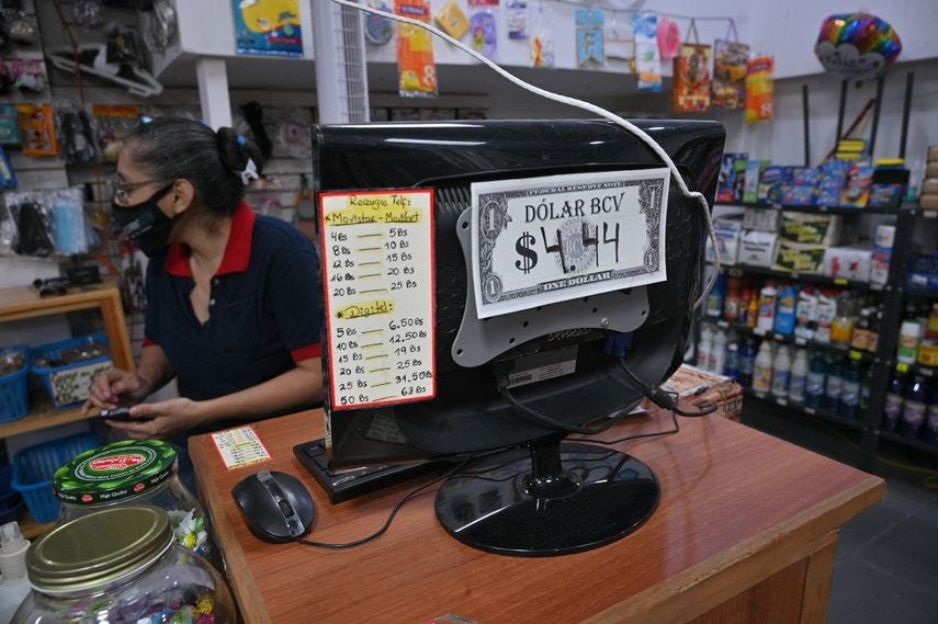Detalle de un cartel que muestra el tipo de cambio del dólar estadounidense en bolívares en una tienda, en Caracas. Luego de abrirse al dólar estadounidense como una válvula de escape ante la crisis, Venezuela ahora está tratando de revivir su moneda, el bolívar, que ha sido desplazado por el billete verde.