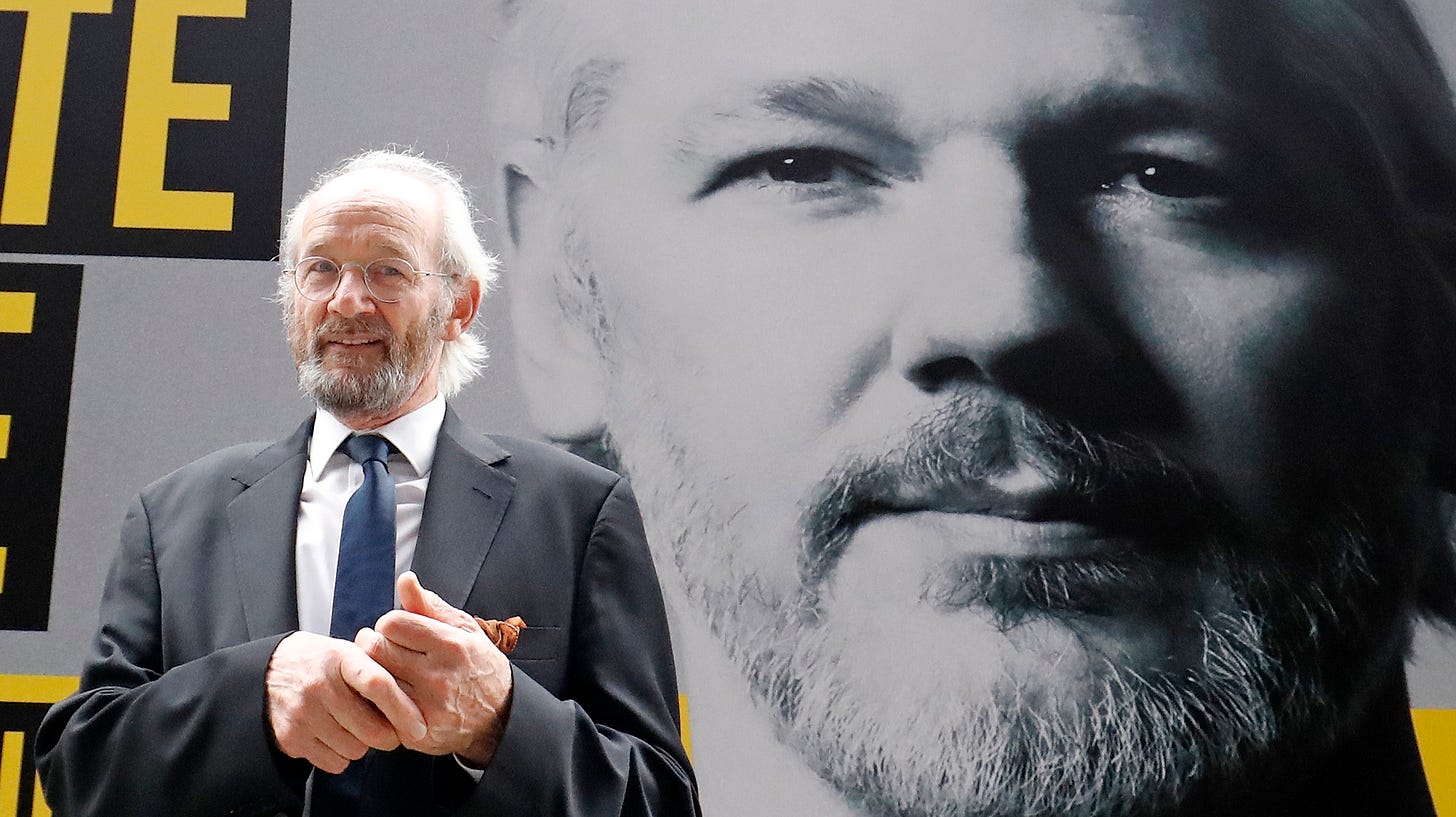 « Julian Assange est victime de torture physique et morale » d’apres son père