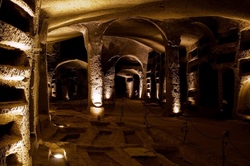 1 catacombe di san gennaro sede della manifestazione con il sud