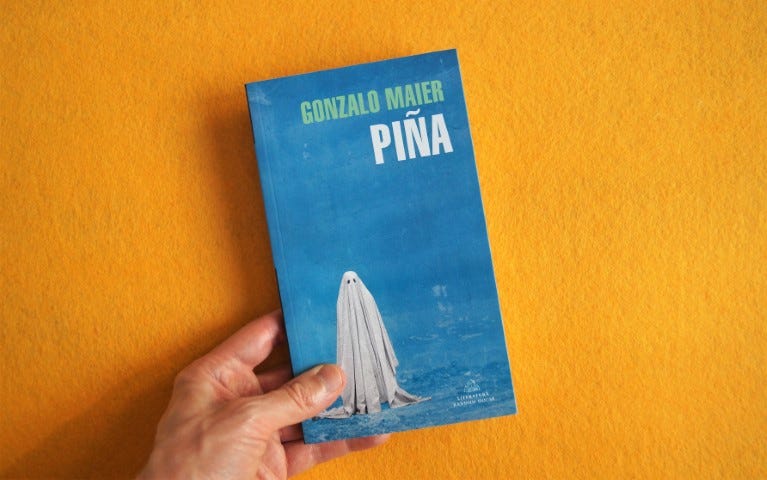 Portada del libro Piña de Gonzalo Meir, muestra un fantasma con un fondo azul claro.