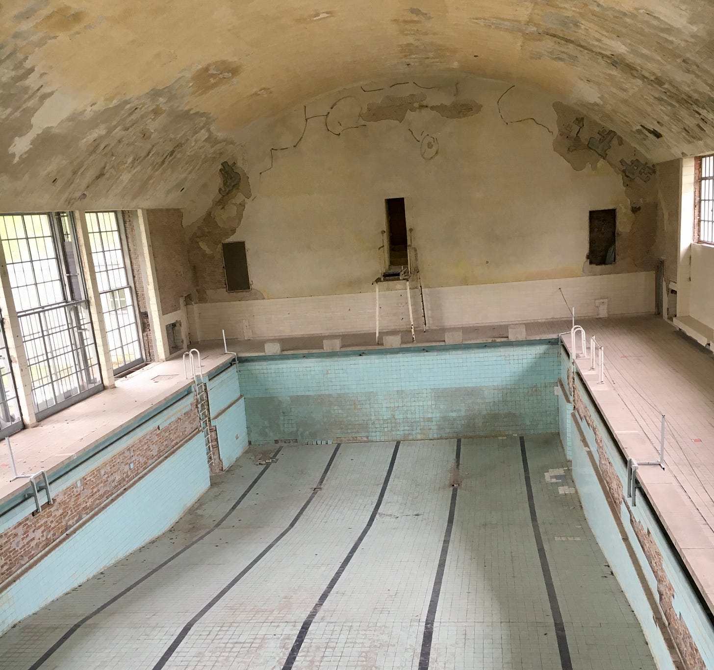 Symbolbild Rückfall: Ein leeres, verfallenes Schwimmbecken. Fotos: Sofia B @ Fast jeden Sonntag