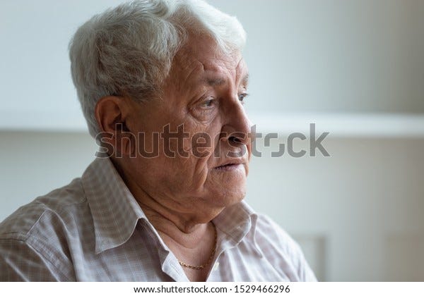 L'homme âgé se sent triste et seul regarde en gros plan, le grand-père des années 70 aux cheveux gris réfléchissant à la maladie ou se rappelant la vie dans les soins infirmiers à domicile, le concept de médecine pour les aînés, l'assurance médicale