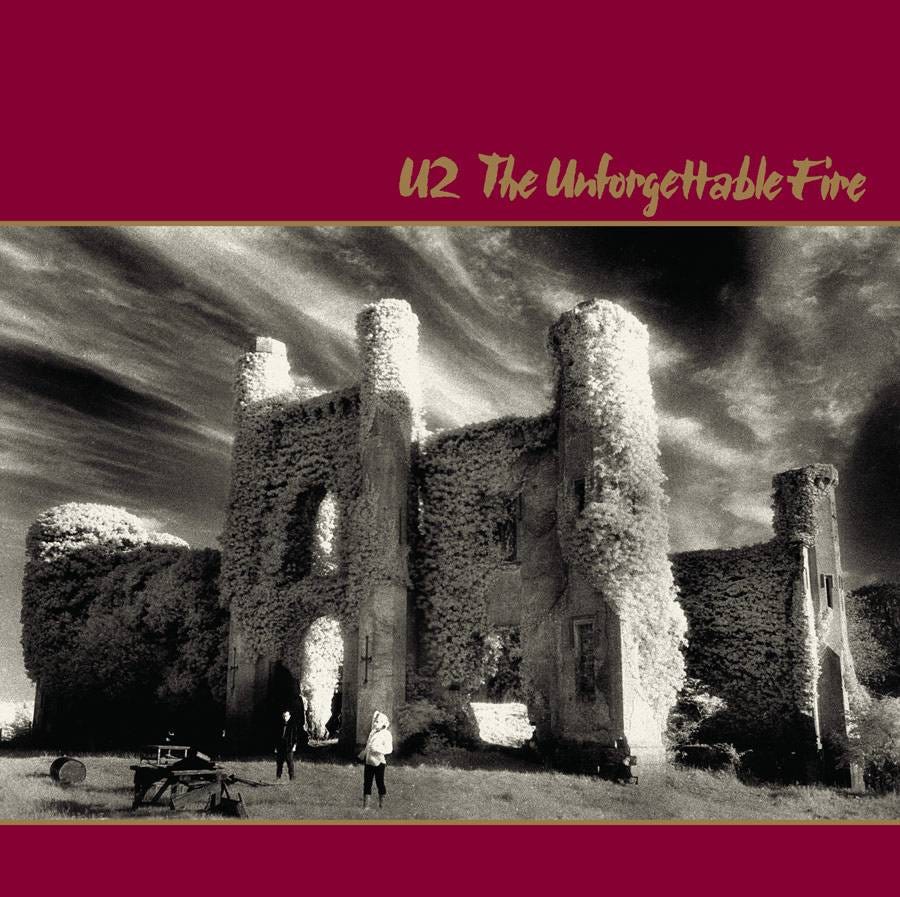 Pochette de disque, personnages devant un chateau en ruine, Irlande, U2
